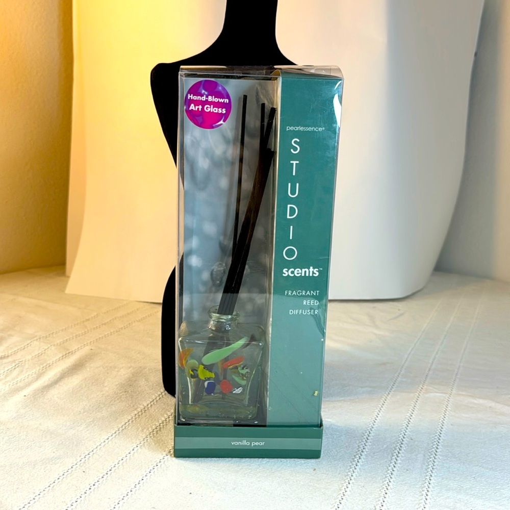 Reed diffuser handblown Art Glass, vanilla pear scent 2.4 oz  NIB